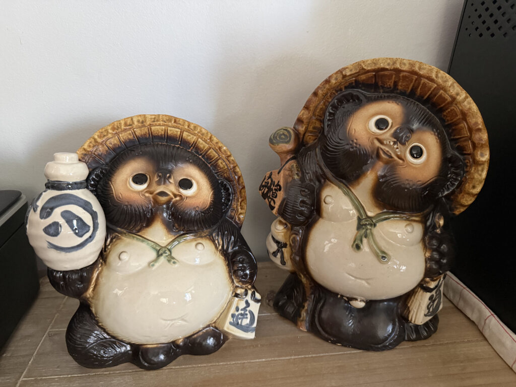 Deux statuettes de tanuki