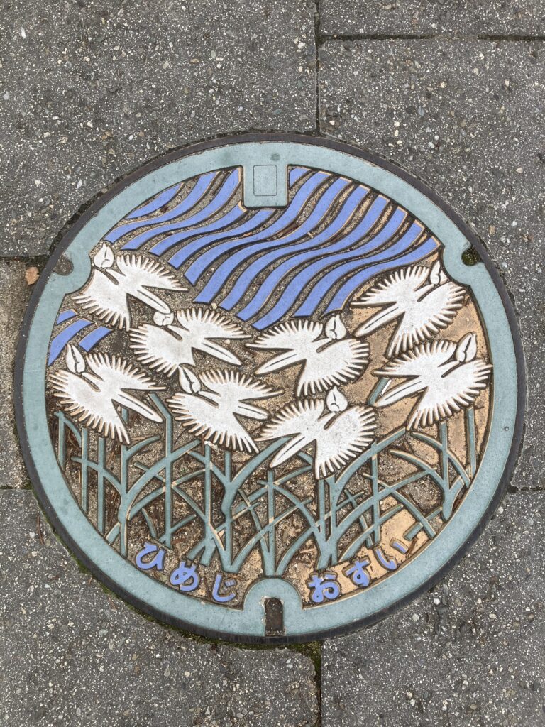 Himeji, plaque d'égout en couleurs, héron blanc