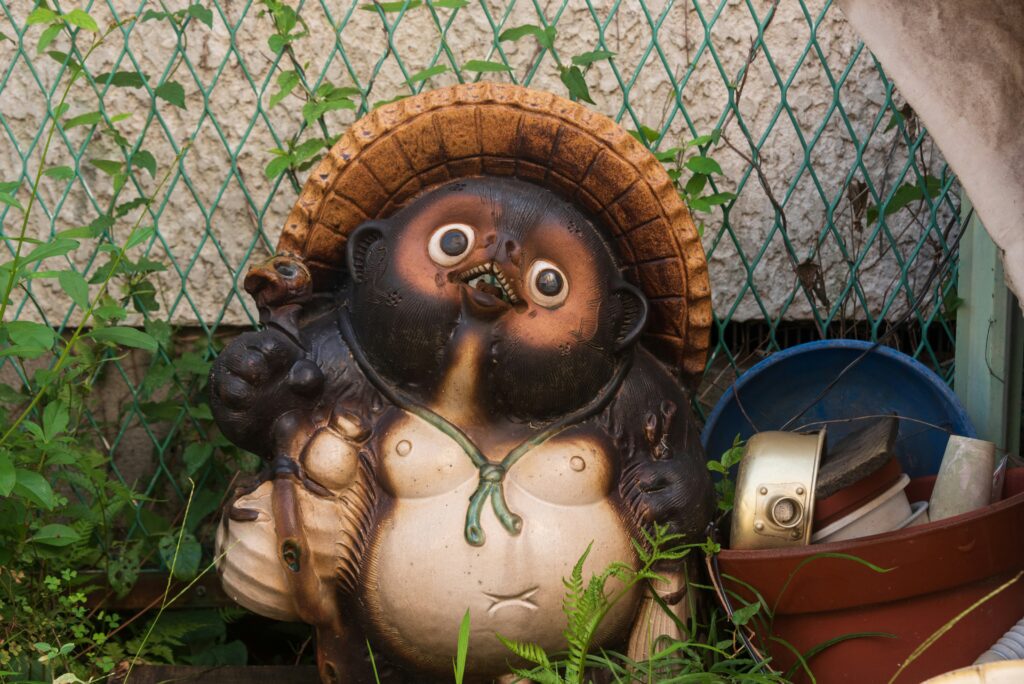 Statuette de tanuki jardin